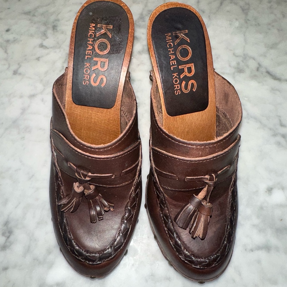 vintage Michael Kors size 8 Wooden Leather Closed Toe Pump 4” Heel Tassel